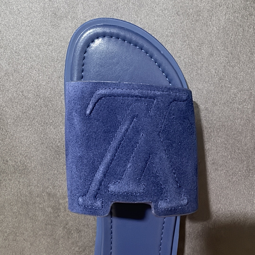 图片[5]-【X1版本】26新款配色 Louis Vuitton Portofion系列 牛皮革 圆头一字拖鞋 原版一比一开发 驴家 L家 Portofion 经典系列 2026最新经典款拖鞋款式 经典压花系列传承Trainer设计 今年绝比小爆款系列 高端零售可主推款。 原版一比一开发 专柜正品以发售 平台开始预售已上架，Zp10000+ 品质超赞👍 全鞋全真牛皮 私模独立开发原大底 市场独家 压花工艺 原版几乎接近一致 全套专柜一致包装。 尺码：40 41 42 43 44 45 46-选品中心