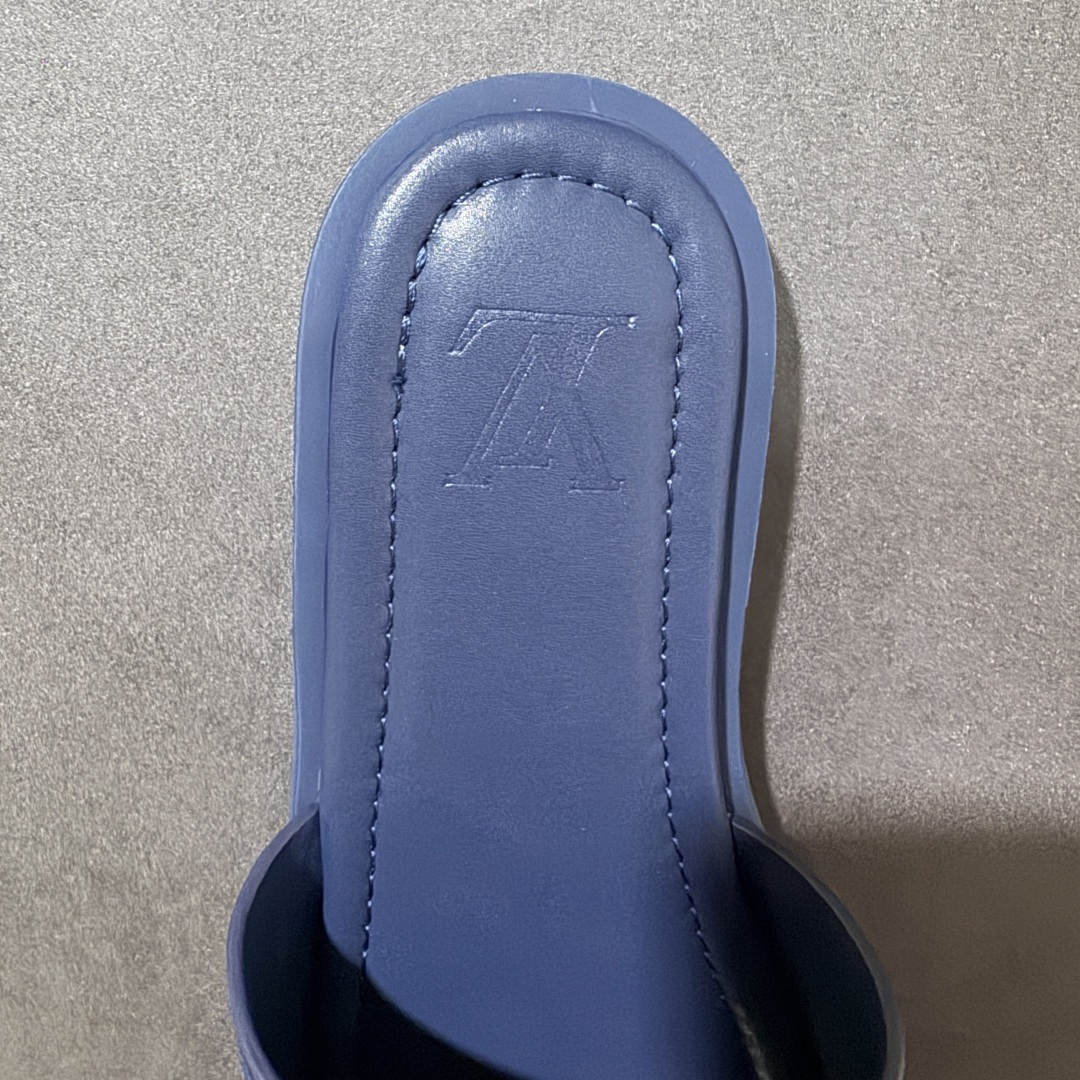 图片[6]-【X1版本】26新款配色 Louis Vuitton Portofion系列 牛皮革 圆头一字拖鞋 原版一比一开发 驴家 L家 Portofion 经典系列 2026最新经典款拖鞋款式 经典压花系列传承Trainer设计 今年绝比小爆款系列 高端零售可主推款。 原版一比一开发 专柜正品以发售 平台开始预售已上架，Zp10000+ 品质超赞👍 全鞋全真牛皮 私模独立开发原大底 市场独家 压花工艺 原版几乎接近一致 全套专柜一致包装。 尺码：40 41 42 43 44 45 46-选品中心