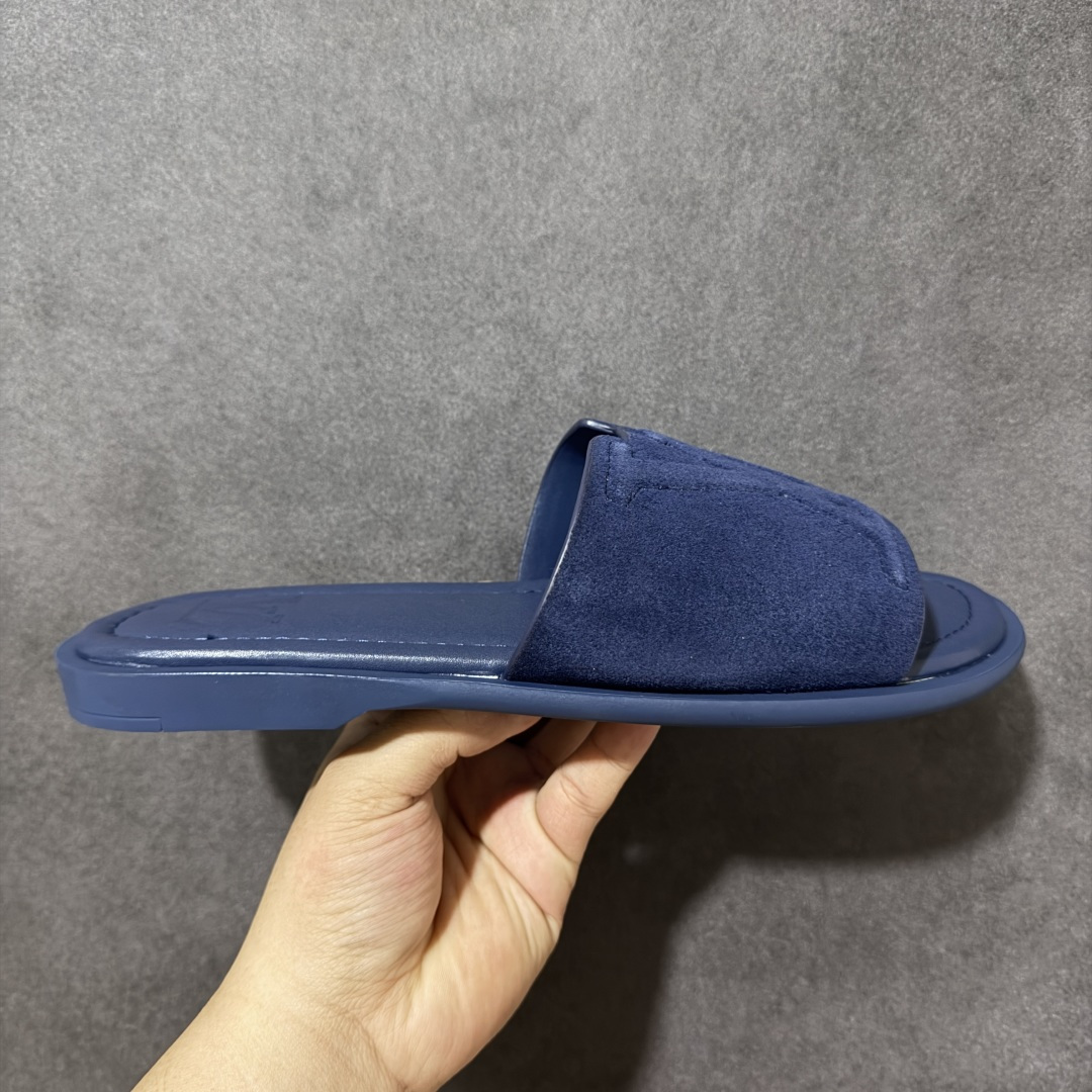 【X1版本】26新款配色 Louis Vuitton Portofion系列 牛皮革 圆头一字拖鞋 原版一比一开发 驴家 L家 Portofion 经典系列 2026最新经典款拖鞋款式 经典压花系列传承Trainer设计 今年绝比小爆款系列 高端零售可主推款。 原版一比一开发 专柜正品以发售 平台开始预售已上架，Zp10000+ 品质超赞👍 全鞋全真牛皮 私模独立开发原大底 市场独家 压花工艺 原版几乎接近一致 全套专柜一致包装。 尺码：40 41 42 43 44 45 46-选品中心
