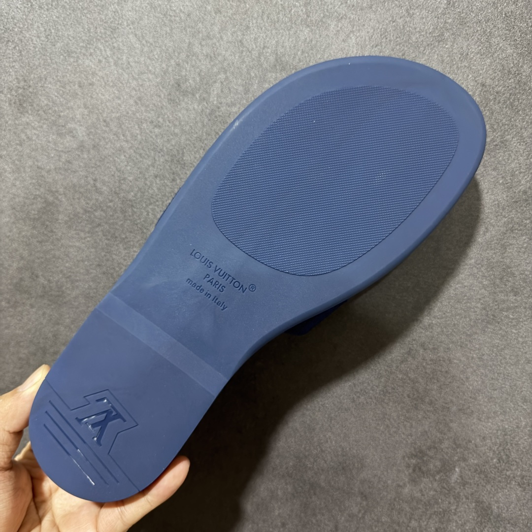图片[9]-【X1版本】26新款配色 Louis Vuitton Portofion系列 牛皮革 圆头一字拖鞋 原版一比一开发 驴家 L家 Portofion 经典系列 2026最新经典款拖鞋款式 经典压花系列传承Trainer设计 今年绝比小爆款系列 高端零售可主推款。 原版一比一开发 专柜正品以发售 平台开始预售已上架，Zp10000+ 品质超赞👍 全鞋全真牛皮 私模独立开发原大底 市场独家 压花工艺 原版几乎接近一致 全套专柜一致包装。 尺码：40 41 42 43 44 45 46-选品中心
