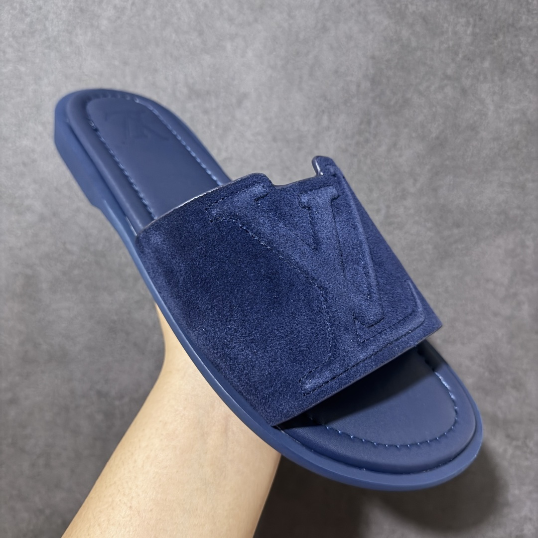 图片[3]-【X1版本】26新款配色 Louis Vuitton Portofion系列 牛皮革 圆头一字拖鞋 原版一比一开发 驴家 L家 Portofion 经典系列 2026最新经典款拖鞋款式 经典压花系列传承Trainer设计 今年绝比小爆款系列 高端零售可主推款。 原版一比一开发 专柜正品以发售 平台开始预售已上架，Zp10000+ 品质超赞👍 全鞋全真牛皮 私模独立开发原大底 市场独家 压花工艺 原版几乎接近一致 全套专柜一致包装。 尺码：40 41 42 43 44 45 46-选品中心
