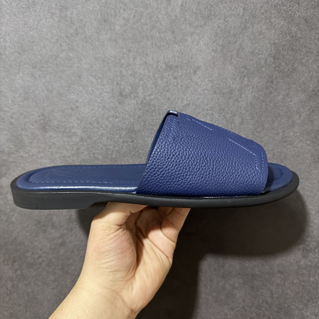 【X1版本】26新款配色 Louis Vuitton Portofion系列 牛皮革 圆头一字拖鞋 原版一比一开发 驴家 L家 Portofion 经典系列 2026最新经典款拖鞋款式 经典压花系列传承Trainer设计 今年绝比小爆款系列 高端零售可主推款。 原版一比一开发 专柜正品以发售 平台开始预售已上架，Zp10000+ 品质超赞👍 全鞋全真牛皮 私模独立开发原大底 市场独家 压花工艺 原版几乎接近一致 全套专柜一致包装。 尺码：40 41 42 43 44 45 46-选品中心