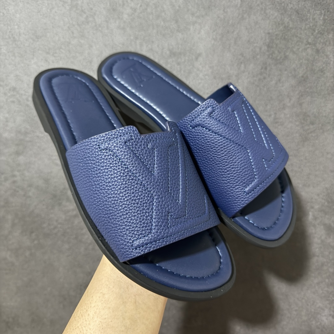 图片[3]-【X1版本】26新款配色 Louis Vuitton Portofion系列 牛皮革 圆头一字拖鞋 原版一比一开发 驴家 L家 Portofion 经典系列 2026最新经典款拖鞋款式 经典压花系列传承Trainer设计 今年绝比小爆款系列 高端零售可主推款。 原版一比一开发 专柜正品以发售 平台开始预售已上架，Zp10000+ 品质超赞👍 全鞋全真牛皮 私模独立开发原大底 市场独家 压花工艺 原版几乎接近一致 全套专柜一致包装。 尺码：40 41 42 43 44 45 46-选品中心