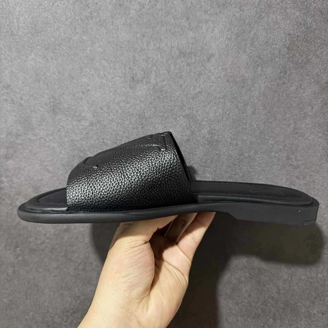 图片[2]-【X1版本】26新款配色 Louis Vuitton Portofion系列 牛皮革 圆头一字拖鞋 原版一比一开发 驴家 L家 Portofion 经典系列 2026最新经典款拖鞋款式 经典压花系列传承Trainer设计 今年绝比小爆款系列 高端零售可主推款。 原版一比一开发 专柜正品以发售 平台开始预售已上架，Zp10000+ 品质超赞👍 全鞋全真牛皮 私模独立开发原大底 市场独家 压花工艺 原版几乎接近一致 全套专柜一致包装。 尺码：40 41 42 43 44 45 46-选品中心