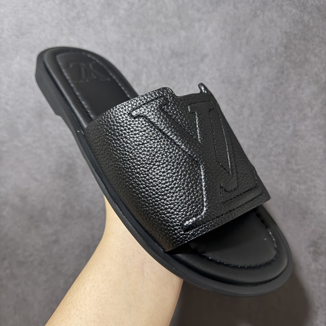 图片[3]-【X1版本】26新款配色 Louis Vuitton Portofion系列 牛皮革 圆头一字拖鞋 原版一比一开发 驴家 L家 Portofion 经典系列 2026最新经典款拖鞋款式 经典压花系列传承Trainer设计 今年绝比小爆款系列 高端零售可主推款。 原版一比一开发 专柜正品以发售 平台开始预售已上架，Zp10000+ 品质超赞👍 全鞋全真牛皮 私模独立开发原大底 市场独家 压花工艺 原版几乎接近一致 全套专柜一致包装。 尺码：40 41 42 43 44 45 46-选品中心