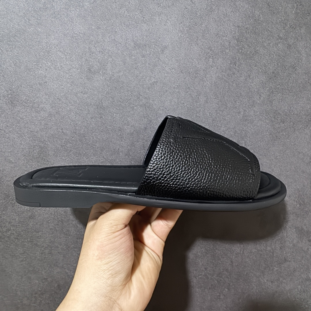 【X1版本】26新款配色 Louis Vuitton Portofion系列 牛皮革 圆头一字拖鞋 原版一比一开发 驴家 L家 Portofion 经典系列 2026最新经典款拖鞋款式 经典压花系列传承Trainer设计 今年绝比小爆款系列 高端零售可主推款。 原版一比一开发 专柜正品以发售 平台开始预售已上架，Zp10000+ 品质超赞👍 全鞋全真牛皮 私模独立开发原大底 市场独家 压花工艺 原版几乎接近一致 全套专柜一致包装。 尺码：40 41 42 43 44 45 46-选品中心