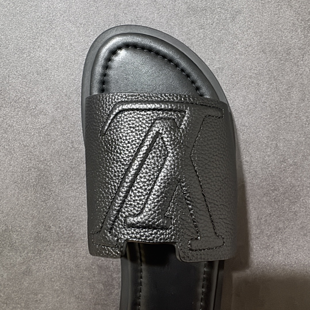 图片[5]-【X1版本】26新款配色 Louis Vuitton Portofion系列 牛皮革 圆头一字拖鞋 原版一比一开发 驴家 L家 Portofion 经典系列 2026最新经典款拖鞋款式 经典压花系列传承Trainer设计 今年绝比小爆款系列 高端零售可主推款。 原版一比一开发 专柜正品以发售 平台开始预售已上架，Zp10000+ 品质超赞👍 全鞋全真牛皮 私模独立开发原大底 市场独家 压花工艺 原版几乎接近一致 全套专柜一致包装。 尺码：40 41 42 43 44 45 46-选品中心
