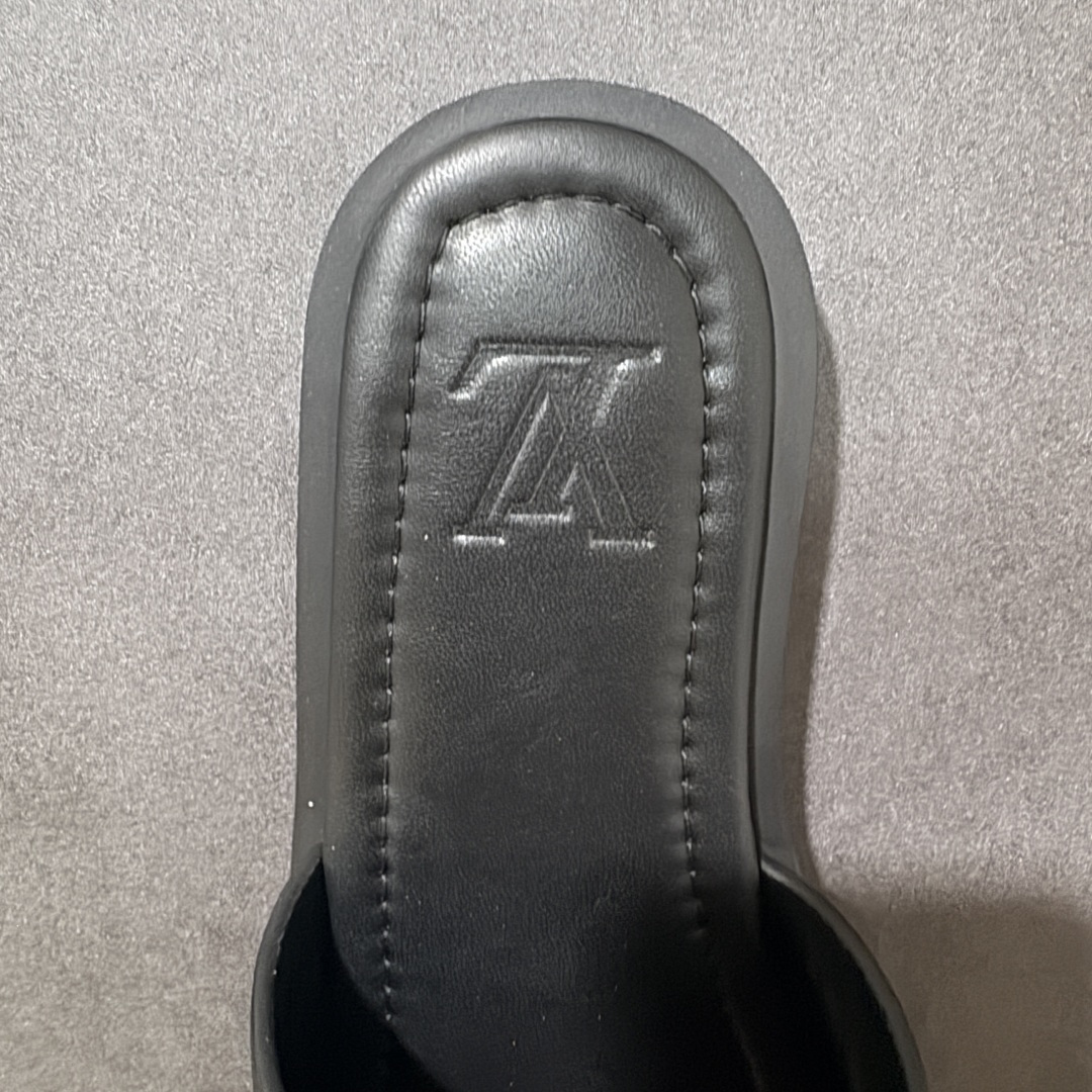 图片[6]-【X1版本】26新款配色 Louis Vuitton Portofion系列 牛皮革 圆头一字拖鞋 原版一比一开发 驴家 L家 Portofion 经典系列 2026最新经典款拖鞋款式 经典压花系列传承Trainer设计 今年绝比小爆款系列 高端零售可主推款。 原版一比一开发 专柜正品以发售 平台开始预售已上架，Zp10000+ 品质超赞👍 全鞋全真牛皮 私模独立开发原大底 市场独家 压花工艺 原版几乎接近一致 全套专柜一致包装。 尺码：40 41 42 43 44 45 46-选品中心