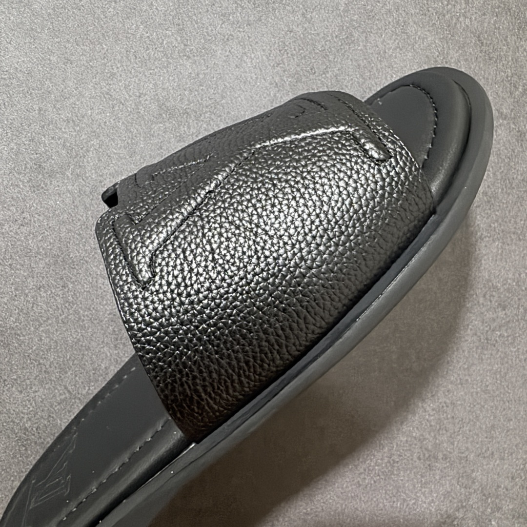 图片[8]-【X1版本】26新款配色 Louis Vuitton Portofion系列 牛皮革 圆头一字拖鞋 原版一比一开发 驴家 L家 Portofion 经典系列 2026最新经典款拖鞋款式 经典压花系列传承Trainer设计 今年绝比小爆款系列 高端零售可主推款。 原版一比一开发 专柜正品以发售 平台开始预售已上架，Zp10000+ 品质超赞👍 全鞋全真牛皮 私模独立开发原大底 市场独家 压花工艺 原版几乎接近一致 全套专柜一致包装。 尺码：40 41 42 43 44 45 46-选品中心
