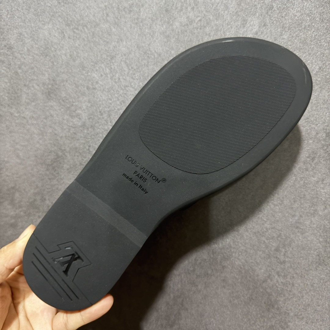 图片[9]-【X1版本】26新款配色 Louis Vuitton Portofion系列 牛皮革 圆头一字拖鞋 原版一比一开发 驴家 L家 Portofion 经典系列 2026最新经典款拖鞋款式 经典压花系列传承Trainer设计 今年绝比小爆款系列 高端零售可主推款。 原版一比一开发 专柜正品以发售 平台开始预售已上架，Zp10000+ 品质超赞👍 全鞋全真牛皮 私模独立开发原大底 市场独家 压花工艺 原版几乎接近一致 全套专柜一致包装。 尺码：40 41 42 43 44 45 46-选品中心