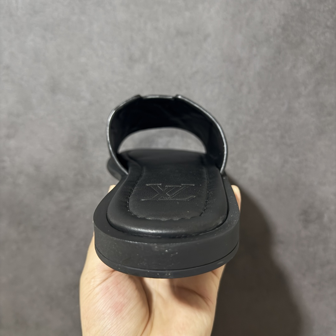 图片[4]-【X1版本】26新款配色 Louis Vuitton Portofion系列 牛皮革 圆头一字拖鞋 原版一比一开发 驴家 L家 Portofion 经典系列 2026最新经典款拖鞋款式 经典压花系列传承Trainer设计 今年绝比小爆款系列 高端零售可主推款。 原版一比一开发 专柜正品以发售 平台开始预售已上架，Zp10000+ 品质超赞👍 全鞋全真牛皮 私模独立开发原大底 市场独家 压花工艺 原版几乎接近一致 全套专柜一致包装。 尺码：40 41 42 43 44 45 46-选品中心