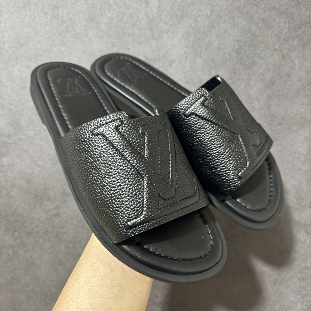 图片[2]-【X1版本】26新款配色 Louis Vuitton Portofion系列 牛皮革 圆头一字拖鞋 原版一比一开发 驴家 L家 Portofion 经典系列 2026最新经典款拖鞋款式 经典压花系列传承Trainer设计 今年绝比小爆款系列 高端零售可主推款。 原版一比一开发 专柜正品以发售 平台开始预售已上架，Zp10000+ 品质超赞👍 全鞋全真牛皮 私模独立开发原大底 市场独家 压花工艺 原版几乎接近一致 全套专柜一致包装。 尺码：40 41 42 43 44 45 46-选品中心
