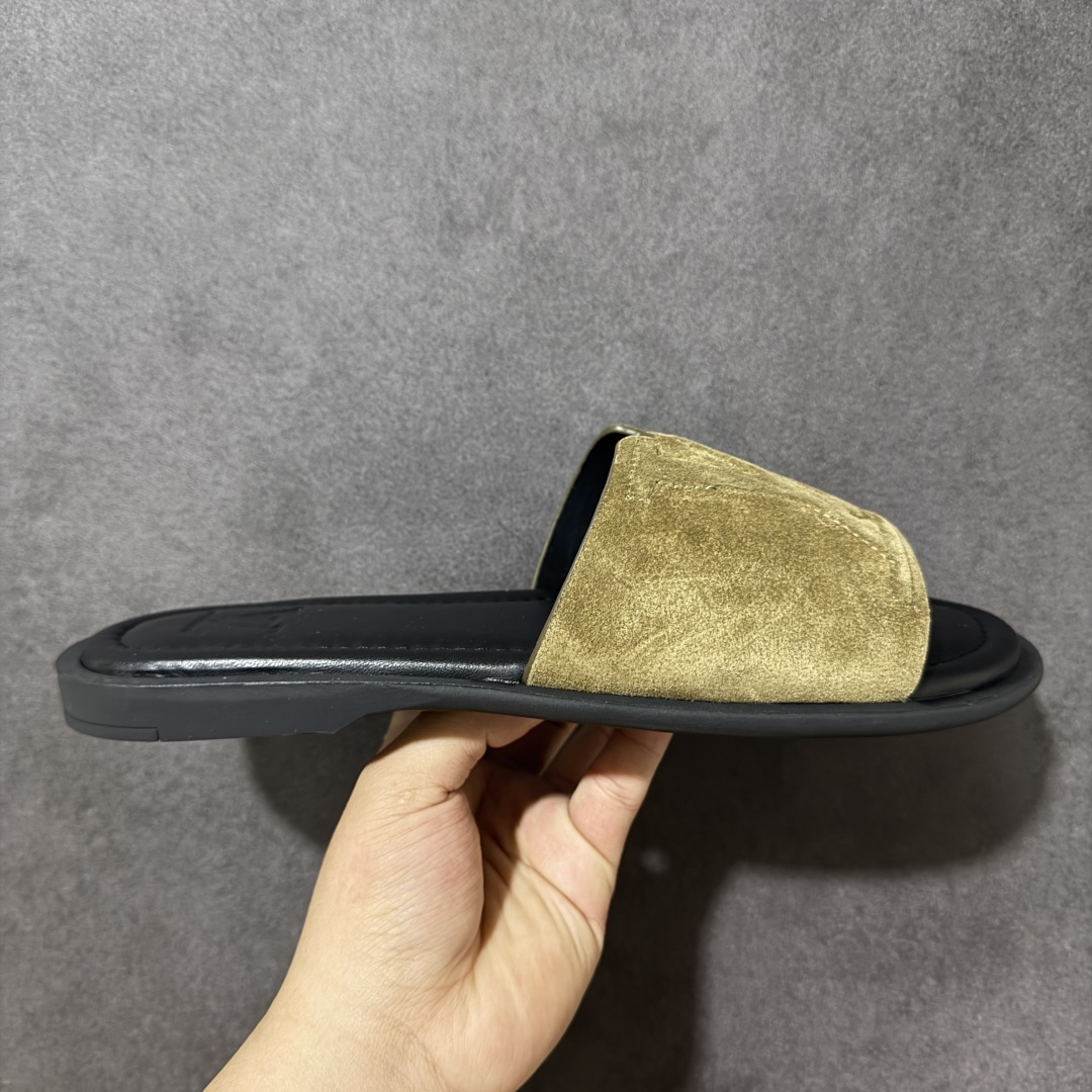 【X1版本】26新款配色 Louis Vuitton Portofion系列 牛皮革 圆头一字拖鞋 原版一比一开发 驴家 L家 Portofion 经典系列 2026最新经典款拖鞋款式 经典压花系列传承Trainer设计 今年绝比小爆款系列 高端零售可主推款。 原版一比一开发 专柜正品以发售 平台开始预售已上架，Zp10000+ 品质超赞👍 全鞋全真牛皮 私模独立开发原大底 市场独家 压花工艺 原版几乎接近一致 全套专柜一致包装。 尺码：40 41 42 43 44 45 46-选品中心