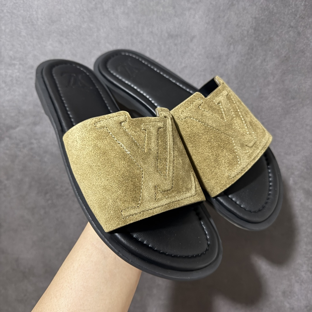 【X1版本】26新款配色 Louis Vuitton Portofion系列 牛皮革 圆头一字拖鞋 原版一比一开发 驴家 L家 Portofion 经典系列 2026最新经典款拖鞋款式 经典压花系列传承Trainer设计 今年绝比小爆款系列 高端零售可主推款。 原版一比一开发 专柜正品以发售 平台开始预售已上架，Zp10000+ 品质超赞👍 全鞋全真牛皮 私模独立开发原大底 市场独家 压花工艺 原版几乎接近一致 全套专柜一致包装。 尺码：40 41 42 43 44 45 46-选品中心