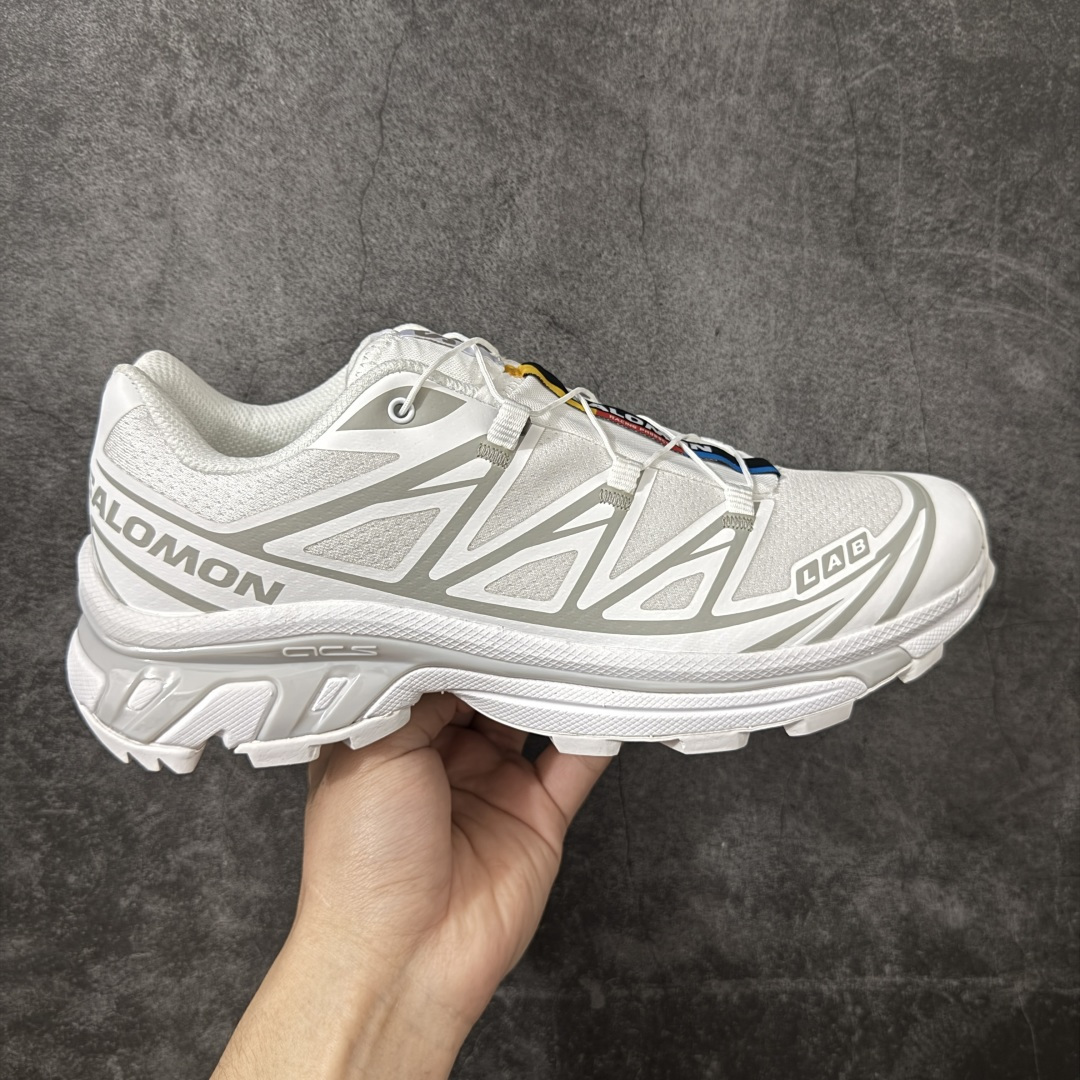 【性价比T0版】 Salomon XT-6 萨洛蒙复古潮流户外机能登山跑鞋 412529 全套原纸板楦头开发 原厂特供网布配套加持 确保原汁原味 完美呈现版型 原档数据独家私模五层组合大底 原装Ortholite轻量化鞋垫 中底布带钢印编号 原厂TPU锁扣 进口港宝加持 后跟自然饱满 还原公司包裹性 鞋面以“锯齿”状的包裹系统呈现 在基色底之下加入了各种色点缀 将公司的最新技术和时尚前卫的造型融入耐用的长跑款式中 鞋面由 TPU 薄膜制成 并焊接在高耐磨网眼上 使其既时尚又坚固 由 ACS底盘支撑 可增强稳定性和支撑力 以及由橡胶凸耳 Contragrip外底覆盖的 EVA 缓冲中底 旨在应对崎岖的地形 鞋舌上的彩色Salomon 标签、Quicklace 系统以及鞋头、鞋舌和鞋跟上的附加品牌使细节更加完美 让穿着者可以轻松驾驭户外与通勤下的任何运动生活场景 无缝鞋身户外随意纵横 颜值与脚感兼备 出街通勤 绝对非常吸睛 你值得拥有 尺码：36 36.5 37.5 38 38.5 39 40 40.5 41 42 42.5 43 44 44.5 45 46-莆田鞋