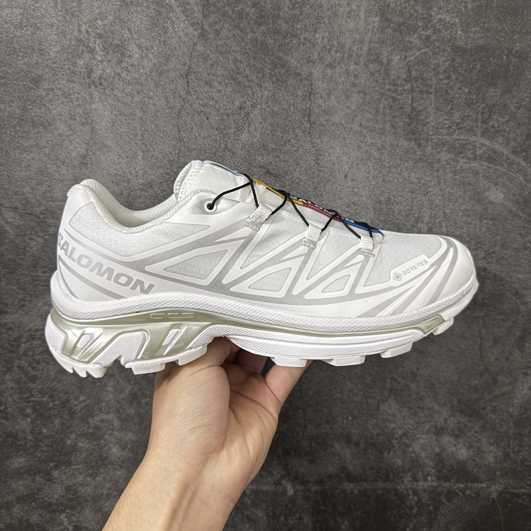 【性价比T0版】 Salomon XT-6 Gore-Tex 萨洛蒙复古潮流户外机能登山跑鞋 475811 全套原纸板楦头开发 原厂特供网布配套加持 确保原汁原味 完美呈现版型 原档数据独家私模五层组合大底 原装Ortholite轻量化鞋垫 中底布带钢印编号 原厂TPU锁扣 进口港宝加持 后跟自然饱满 还原公司包裹性 鞋面以“锯齿”状的包裹系统呈现 在基色底之下加入了各种色点缀 将公司的最新技术和时尚前卫的造型融入耐用的长跑款式中 鞋面由 TPU 薄膜制成 并焊接在高耐磨网眼上 使其既时尚又坚固 由 ACS底盘支撑 可增强稳定性和支撑力 以及由橡胶凸耳 Contragrip外底覆盖的 EVA 缓冲中底 旨在应对崎岖的地形 鞋舌上的彩色Salomon 标签、Quicklace 系统以及鞋头、鞋舌和鞋跟上的附加品牌使细节更加完美 让穿着者可以轻松驾驭户外与通勤下的任何运动生活场景 无缝鞋身户外随意纵横 颜值与脚感兼备 出街通勤 绝对非常吸睛 你值得拥有 尺码：36 36.5 37.5 38 38.5 39 40 40.5 41 42 42.5 43 44 44.5 45 46-莆田鞋