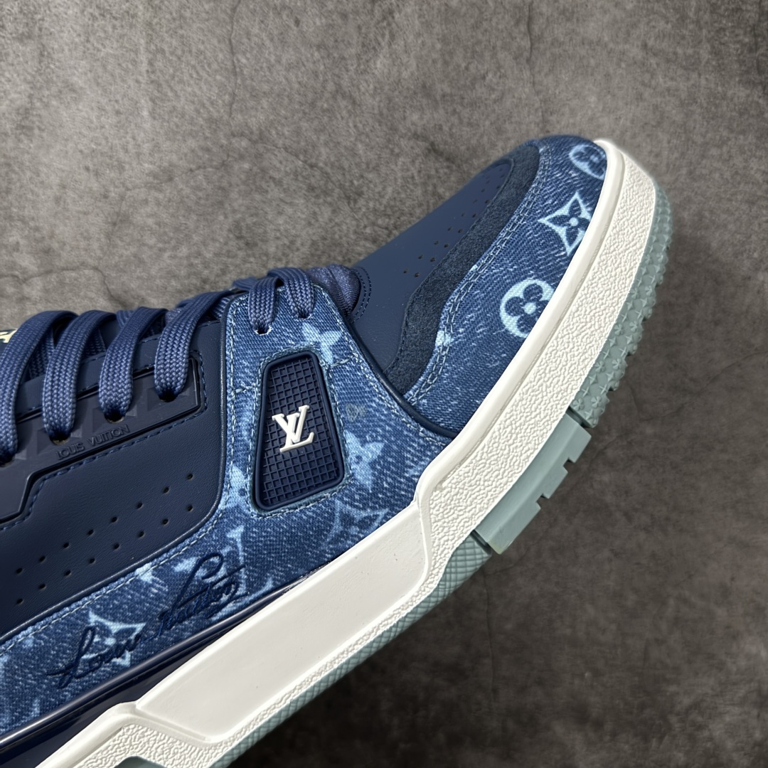 图片[6]-【广东礼盒版】 LOUIS VUITTON 路易威登 LV Trainer 经典板鞋 顶货芯片代购版本 原版购入开发 光滑牛皮革描绘Monogram图案，复古篮球灵感启发 #54标识追溯品牌诞生的1854年，细节满载 原版定制进口头层牛皮鞋面，质感在线 原版定制透气网里，清爽不闷脚 原版开模防滑T材质大底，耐磨稳定 底厚3CM，自然增高不笨重 配送精美包装，零瑕疵工艺 尺码：39-45-选品中心