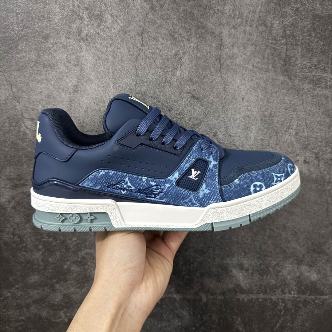 【广东礼盒版】 LOUIS VUITTON 路易威登 LV Trainer 经典板鞋 顶货芯片代购版本 原版购入开发 光滑牛皮革描绘Monogram图案，复古篮球灵感启发 #54标识追溯品牌诞生的1854年，细节满载 原版定制进口头层牛皮鞋面，质感在线 原版定制透气网里，清爽不闷脚 原版开模防滑T材质大底，耐磨稳定 底厚3CM，自然增高不笨重 配送精美包装，零瑕疵工艺 尺码：39-45-选品中心