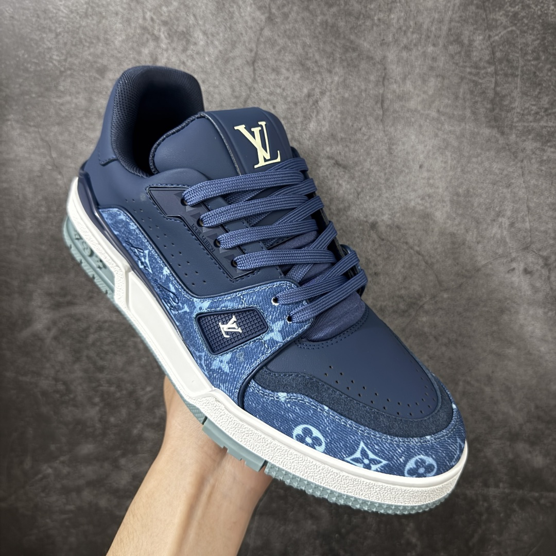 图片[3]-【广东礼盒版】 LOUIS VUITTON 路易威登 LV Trainer 经典板鞋 顶货芯片代购版本 原版购入开发 光滑牛皮革描绘Monogram图案，复古篮球灵感启发 #54标识追溯品牌诞生的1854年，细节满载 原版定制进口头层牛皮鞋面，质感在线 原版定制透气网里，清爽不闷脚 原版开模防滑T材质大底，耐磨稳定 底厚3CM，自然增高不笨重 配送精美包装，零瑕疵工艺 尺码：39-45-选品中心