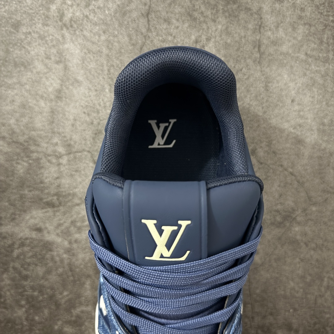 图片[8]-【广东礼盒版】 LOUIS VUITTON 路易威登 LV Trainer 经典板鞋 顶货芯片代购版本 原版购入开发 光滑牛皮革描绘Monogram图案，复古篮球灵感启发 #54标识追溯品牌诞生的1854年，细节满载 原版定制进口头层牛皮鞋面，质感在线 原版定制透气网里，清爽不闷脚 原版开模防滑T材质大底，耐磨稳定 底厚3CM，自然增高不笨重 配送精美包装，零瑕疵工艺 尺码：39-45-选品中心