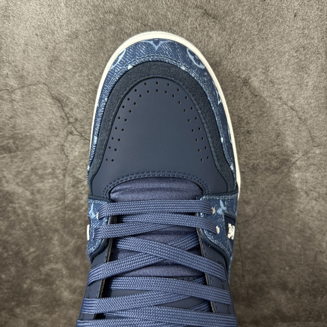 图片[5]-【广东礼盒版】 LOUIS VUITTON 路易威登 LV Trainer 经典板鞋 顶货芯片代购版本 原版购入开发 光滑牛皮革描绘Monogram图案，复古篮球灵感启发 #54标识追溯品牌诞生的1854年，细节满载 原版定制进口头层牛皮鞋面，质感在线 原版定制透气网里，清爽不闷脚 原版开模防滑T材质大底，耐磨稳定 底厚3CM，自然增高不笨重 配送精美包装，零瑕疵工艺 尺码：39-45-选品中心