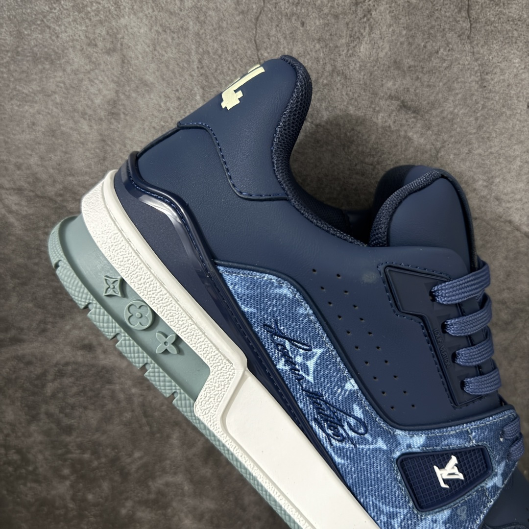 图片[7]-【广东礼盒版】 LOUIS VUITTON 路易威登 LV Trainer 经典板鞋 顶货芯片代购版本 原版购入开发 光滑牛皮革描绘Monogram图案，复古篮球灵感启发 #54标识追溯品牌诞生的1854年，细节满载 原版定制进口头层牛皮鞋面，质感在线 原版定制透气网里，清爽不闷脚 原版开模防滑T材质大底，耐磨稳定 底厚3CM，自然增高不笨重 配送精美包装，零瑕疵工艺 尺码：39-45-选品中心