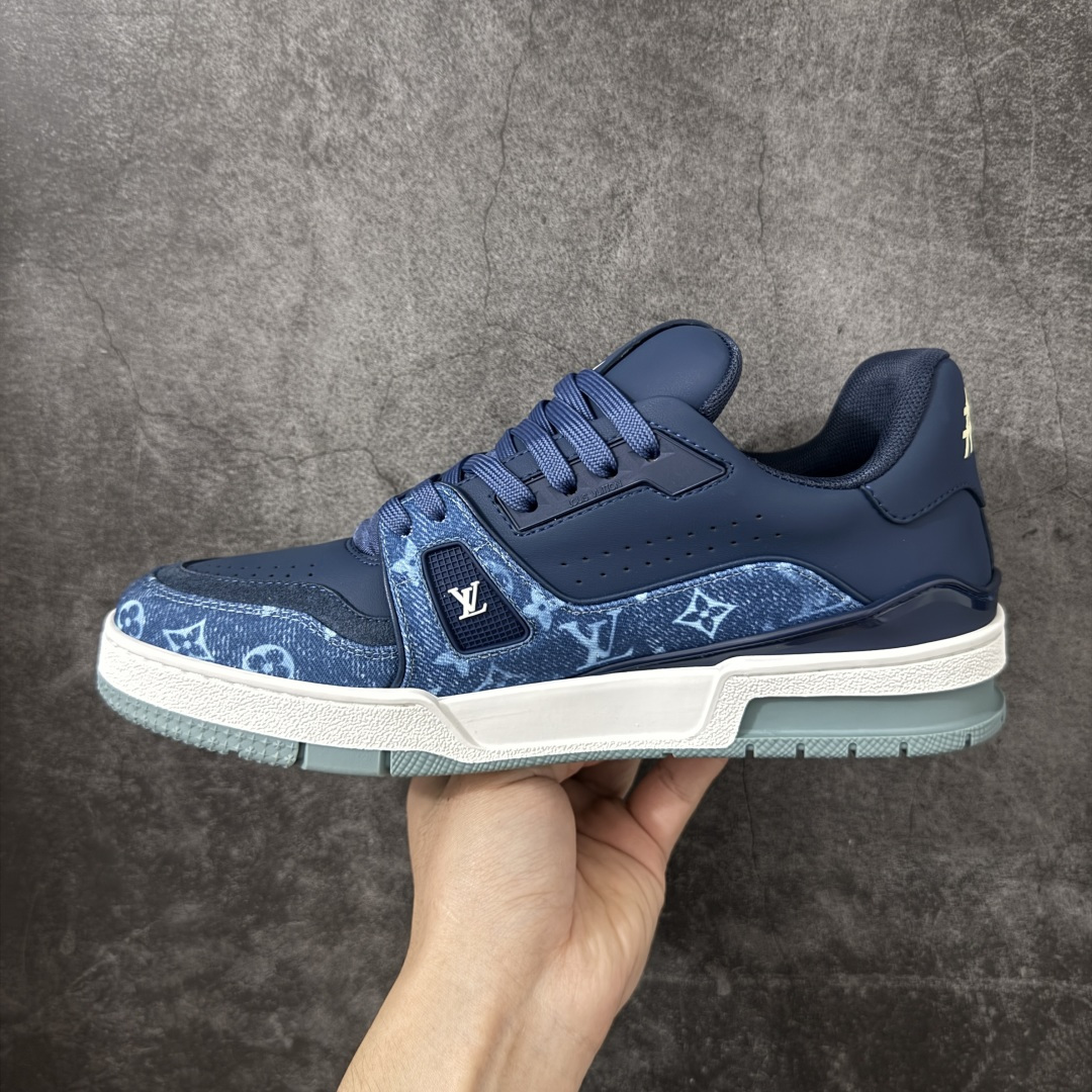 图片[2]-【广东礼盒版】 LOUIS VUITTON 路易威登 LV Trainer 经典板鞋 顶货芯片代购版本 原版购入开发 光滑牛皮革描绘Monogram图案，复古篮球灵感启发 #54标识追溯品牌诞生的1854年，细节满载 原版定制进口头层牛皮鞋面，质感在线 原版定制透气网里，清爽不闷脚 原版开模防滑T材质大底，耐磨稳定 底厚3CM，自然增高不笨重 配送精美包装，零瑕疵工艺 尺码：39-45-选品中心