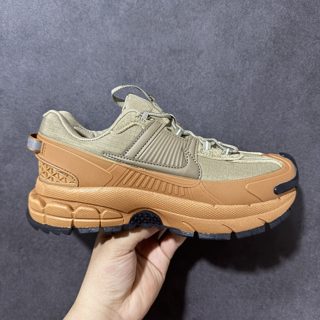 特价【GQ福利】Nike Zoom Vomero Roam马拉松复古五代休闲运动厚底增高慢跑鞋 采用环保纤维革饰片组合网眼布鞋面材质 升级正确后跟TPU加固 耐弯折热塑框架支撑鞋身 中底搭载EVA轻量缓震。 货号：HQ2181-200 尺码：36-45-选品中心