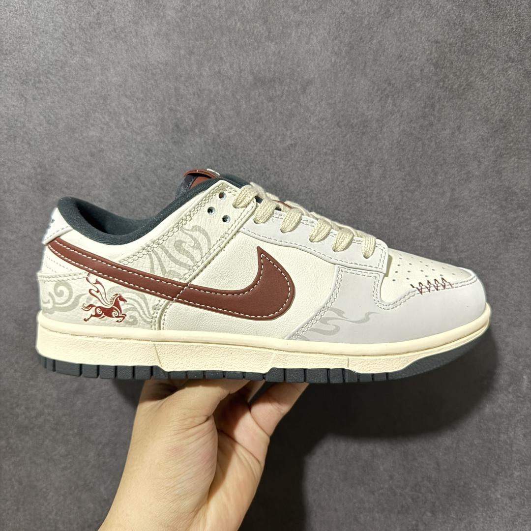 【定制版】Nike Dunk SB Low 耐克 SB 低帮 马年限定 赤骏凌云 米白红 国潮新春马年潮流时尚复古学院百搭耐磨低邦板鞋 米白拼酒红的配色温柔又复古，鞋身两侧Swoosh Logo采用酒红色点缀，鞋身的龙马纹暗纹直接把新中式氛围感拉满，做旧的鞋边和c缝线还带点做旧的复古质感。 货号；IM6670-202 尺码：36 36.5 37.5 38 38.5 39 40 40.5 41 42 42.5 43 44 44.5 45 46-选品中心