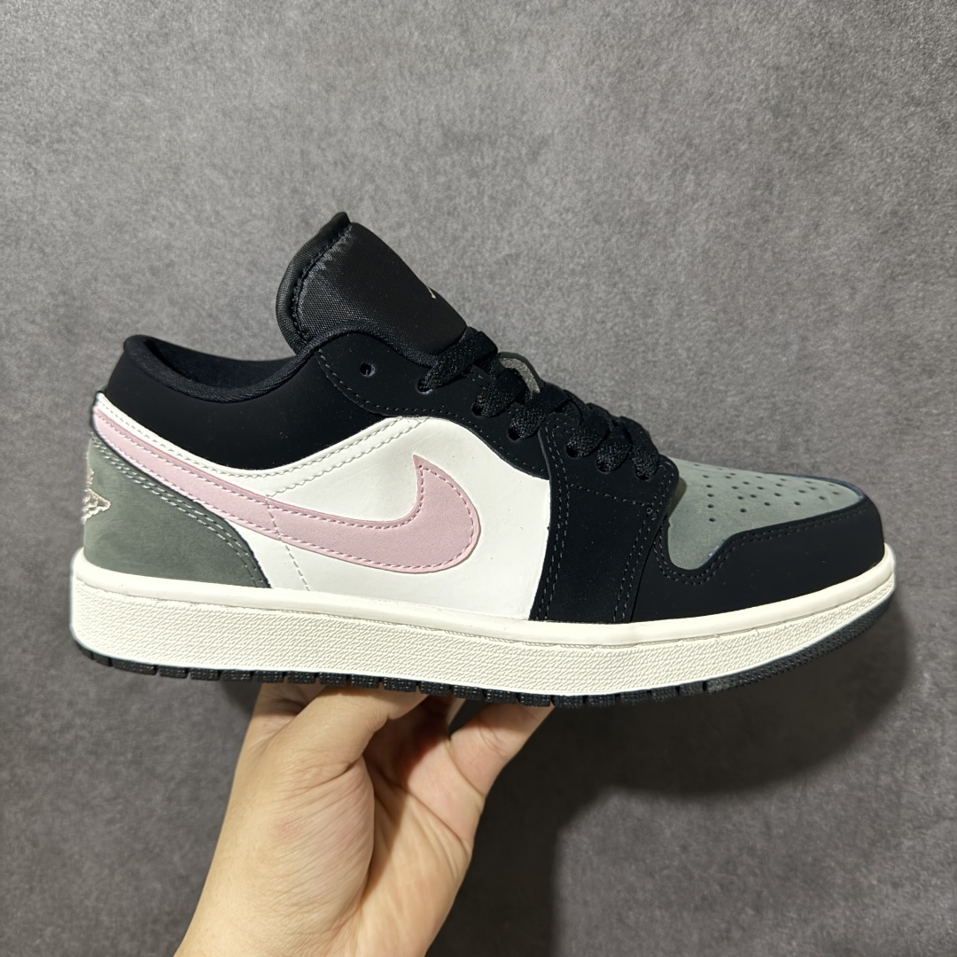【K版】Nike Air Jordan 1 Low OG SP白灰粉 直接把青春感拉满低帮版型不挑脚型，鞋身荔枝纹质感拉满，大厂纯原品质出货 超高清洁度 皮料切割干净无任何毛边 细节完美 货号：II3788-003 尺码：36-46（半） 编码：XSB230240-选品中心