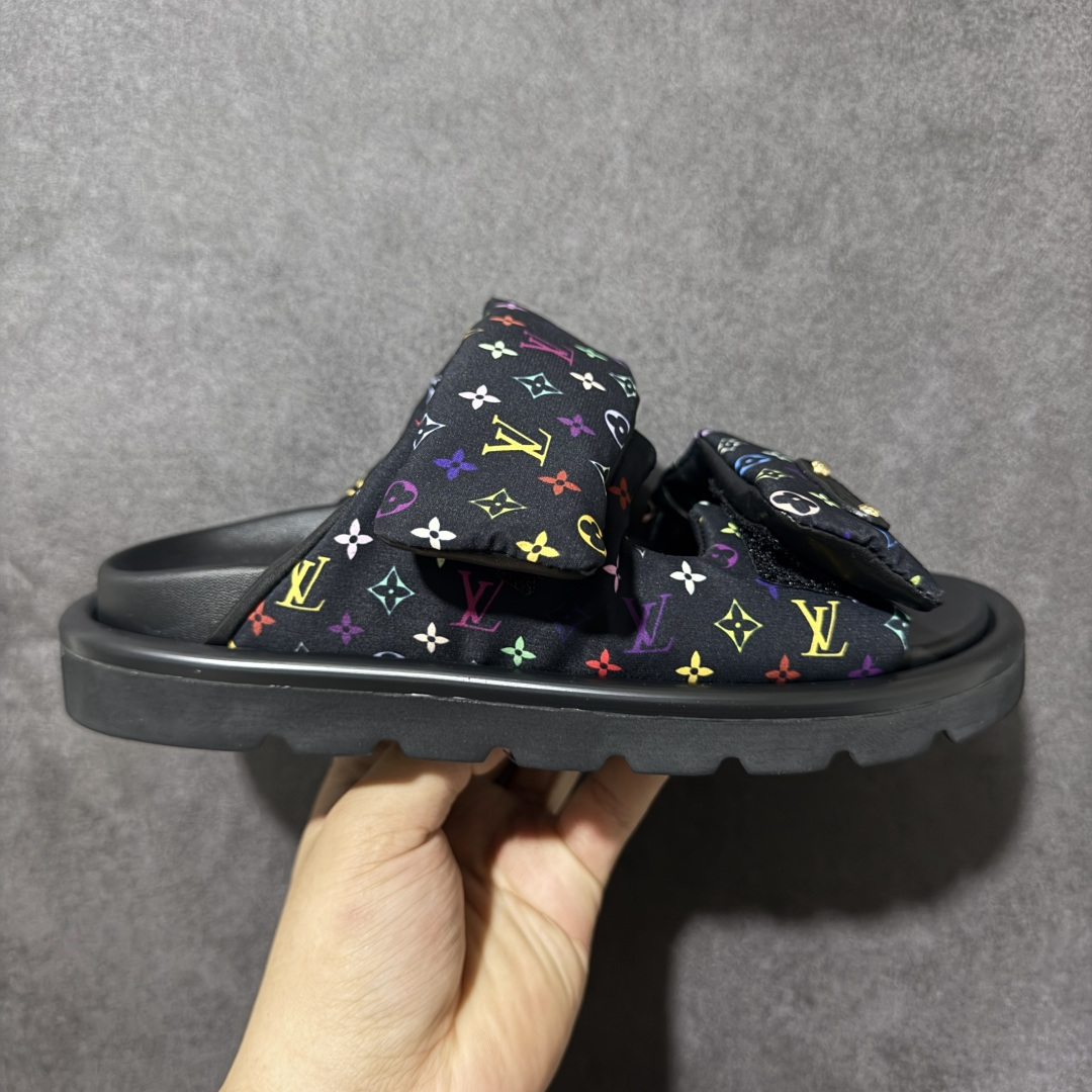 【广东纯原版】LOUIS VUITTON ｜路易威登2026ss最新春夏款 村上隆/Takashi Murakami x LOUIS VUITTON 皮革 圆头套脚凉鞋 男女款 室内外穿着皆宜。纯羊羔毛材质，鞋面受专水台高密度发泡材质，轻盈舒适，鞋底厚度3.5。 上脚超显腿长 SZ：35 36 37 38 39 40 41 42 43 44 45-选品中心