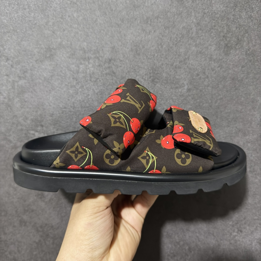 【广东纯原版】LOUIS VUITTON ｜路易威登2026ss最新春夏款 村上隆/Takashi Murakami x LOUIS VUITTON 皮革 圆头套脚凉鞋 男女款 室内外穿着皆宜。纯羊羔毛材质，鞋面受专水台高密度发泡材质，轻盈舒适，鞋底厚度3.5。 上脚超显腿长 SZ：35 36 37 38 39 40 41 42 43 44 45-选品中心