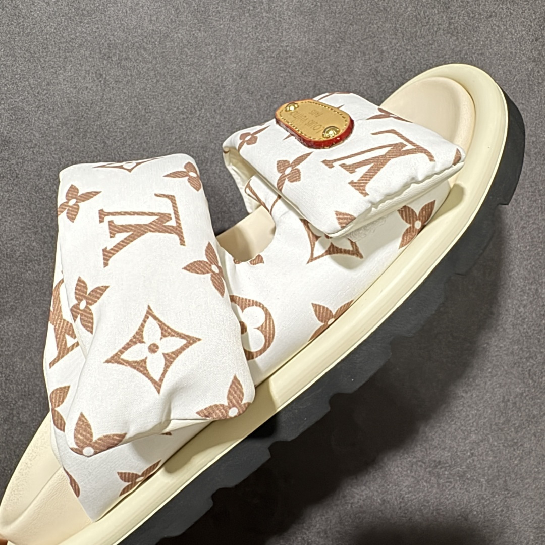 图片[8]-【广东纯原版】LOUIS VUITTON ｜路易威登2026ss最新春夏款 村上隆/Takashi Murakami x LOUIS VUITTON 皮革 圆头套脚凉鞋 男女款 室内外穿着皆宜。纯羊羔毛材质，鞋面受专水台高密度发泡材质，轻盈舒适，鞋底厚度3.5。 上脚超显腿长 SZ：35 36 37 38 39 40 41 42 43 44 45-选品中心