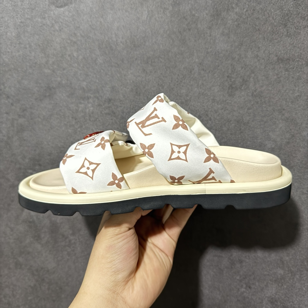 图片[2]-【广东纯原版】LOUIS VUITTON ｜路易威登2026ss最新春夏款 村上隆/Takashi Murakami x LOUIS VUITTON 皮革 圆头套脚凉鞋 男女款 室内外穿着皆宜。纯羊羔毛材质，鞋面受专水台高密度发泡材质，轻盈舒适，鞋底厚度3.5。 上脚超显腿长 SZ：35 36 37 38 39 40 41 42 43 44 45-选品中心