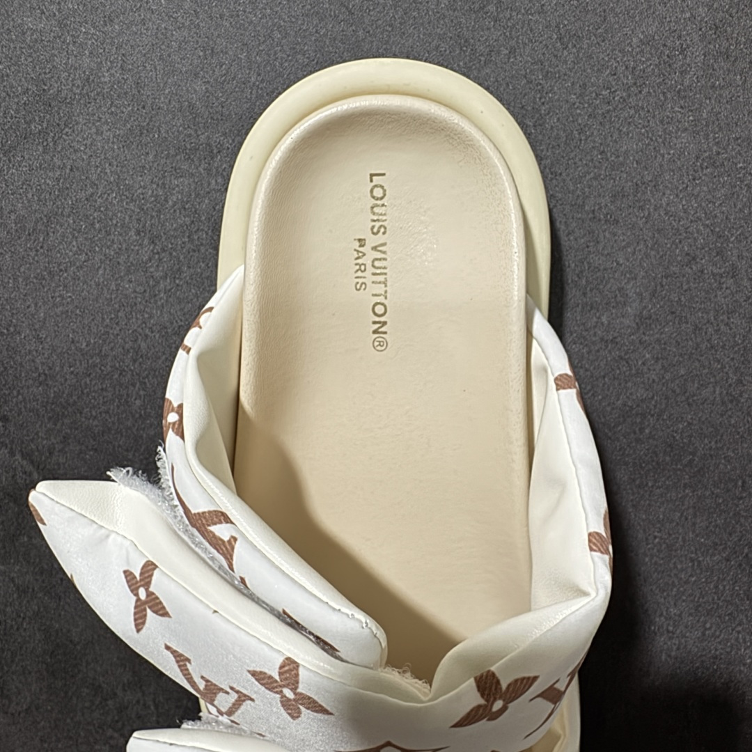 图片[6]-【广东纯原版】LOUIS VUITTON ｜路易威登2026ss最新春夏款 村上隆/Takashi Murakami x LOUIS VUITTON 皮革 圆头套脚凉鞋 男女款 室内外穿着皆宜。纯羊羔毛材质，鞋面受专水台高密度发泡材质，轻盈舒适，鞋底厚度3.5。 上脚超显腿长 SZ：35 36 37 38 39 40 41 42 43 44 45-选品中心