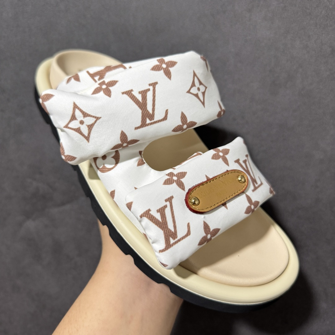 图片[3]-【广东纯原版】LOUIS VUITTON ｜路易威登2026ss最新春夏款 村上隆/Takashi Murakami x LOUIS VUITTON 皮革 圆头套脚凉鞋 男女款 室内外穿着皆宜。纯羊羔毛材质，鞋面受专水台高密度发泡材质，轻盈舒适，鞋底厚度3.5。 上脚超显腿长 SZ：35 36 37 38 39 40 41 42 43 44 45-选品中心