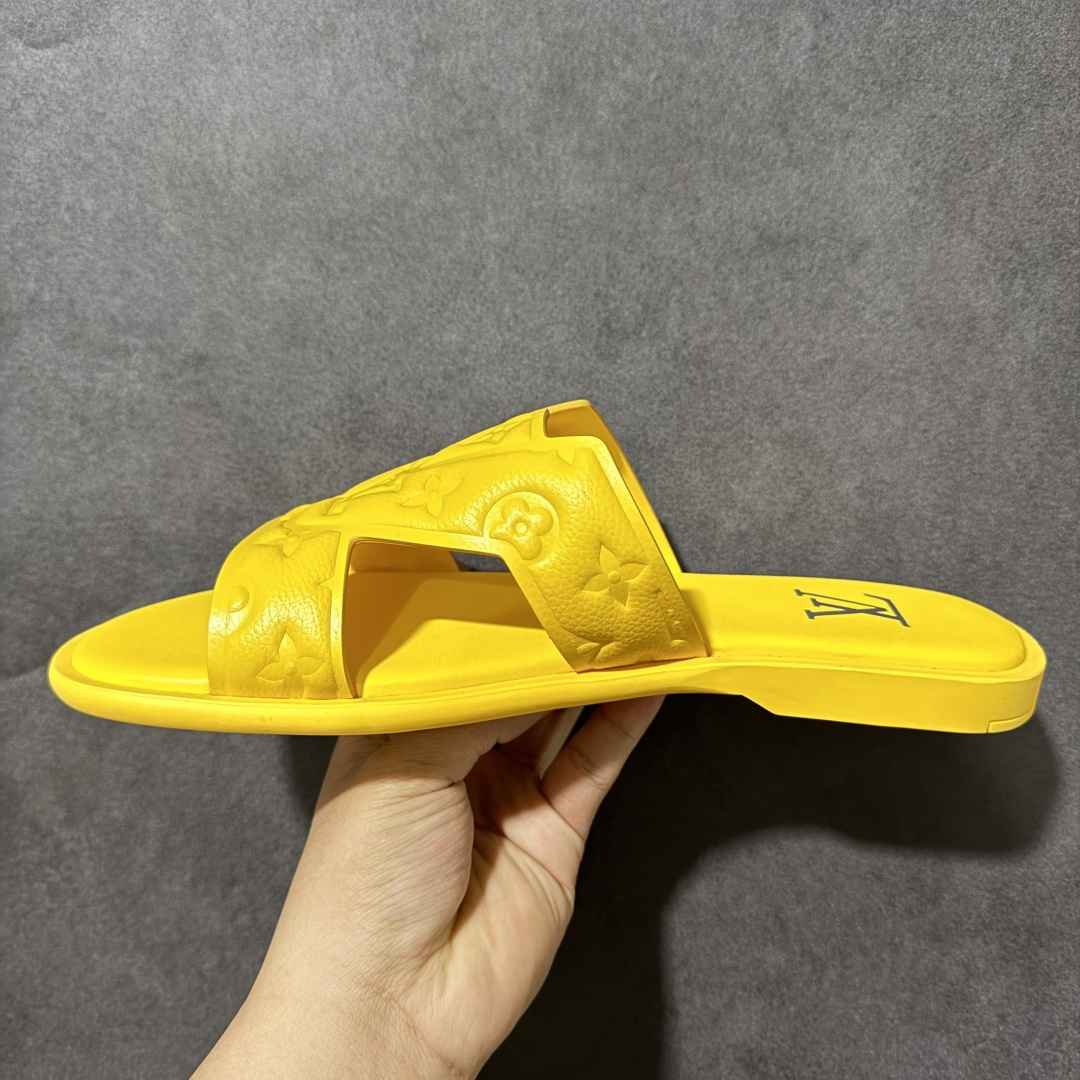 图片[2]-【X1版本】26新款配色 Louis Vuitton Portofion系列 牛皮革 圆头一字拖鞋 原版一比一开发 驴家 L家 Portofion 经典系列 2026最新经典款拖鞋款式 经典压花系列传承Trainer设计 今年绝比小爆款系列 高端零售可主推款。 原版一比一开发 专柜正品以发售 平台开始预售已上架，Zp10000+ 品质超赞👍 全鞋全真牛皮 私模独立开发原大底 市场独家 压花工艺 原版几乎接近一致 全套专柜一致包装。 尺码：40 41 42 43 44 45 46-选品中心