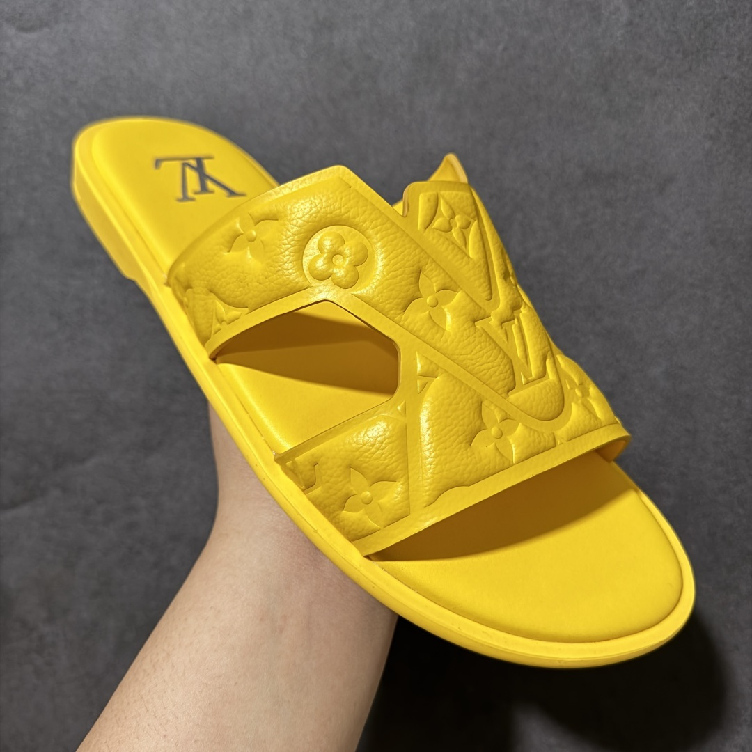 图片[3]-【X1版本】26新款配色 Louis Vuitton Portofion系列 牛皮革 圆头一字拖鞋 原版一比一开发 驴家 L家 Portofion 经典系列 2026最新经典款拖鞋款式 经典压花系列传承Trainer设计 今年绝比小爆款系列 高端零售可主推款。 原版一比一开发 专柜正品以发售 平台开始预售已上架，Zp10000+ 品质超赞👍 全鞋全真牛皮 私模独立开发原大底 市场独家 压花工艺 原版几乎接近一致 全套专柜一致包装。 尺码：40 41 42 43 44 45 46-选品中心