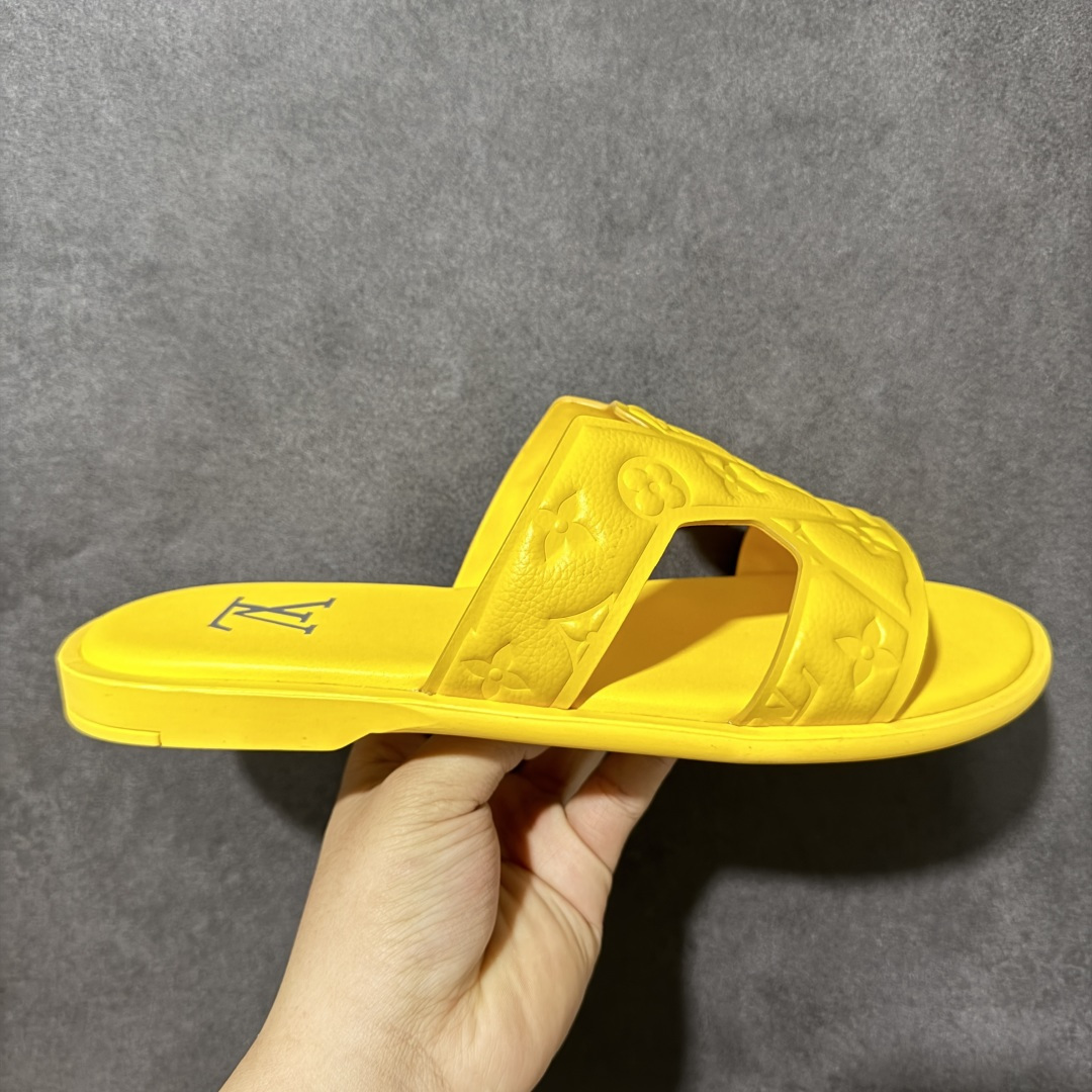 【X1版本】26新款配色 Louis Vuitton Portofion系列 牛皮革 圆头一字拖鞋 原版一比一开发 驴家 L家 Portofion 经典系列 2026最新经典款拖鞋款式 经典压花系列传承Trainer设计 今年绝比小爆款系列 高端零售可主推款。 原版一比一开发 专柜正品以发售 平台开始预售已上架，Zp10000+ 品质超赞👍 全鞋全真牛皮 私模独立开发原大底 市场独家 压花工艺 原版几乎接近一致 全套专柜一致包装。 尺码：40 41 42 43 44 45 46-选品中心