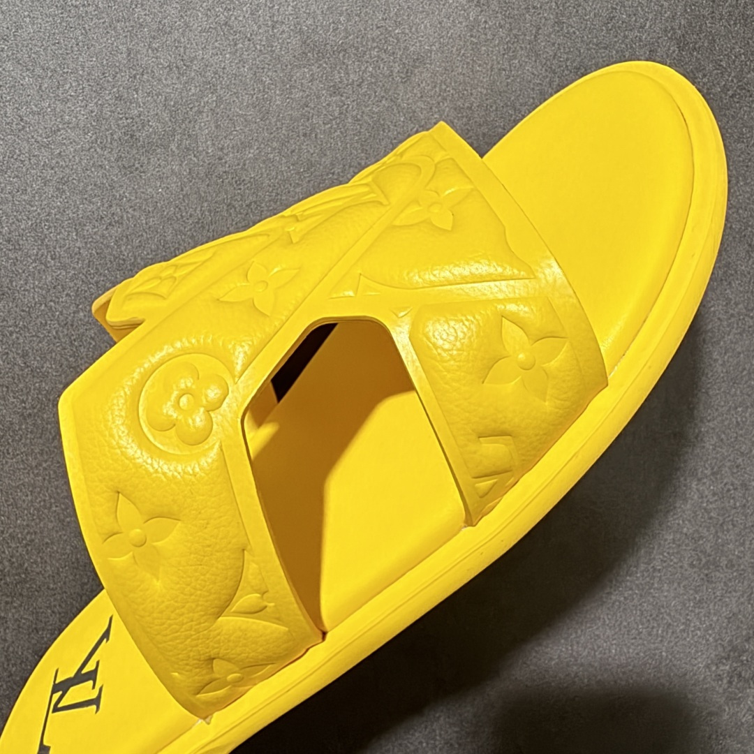 图片[7]-【X1版本】26新款配色 Louis Vuitton Portofion系列 牛皮革 圆头一字拖鞋 原版一比一开发 驴家 L家 Portofion 经典系列 2026最新经典款拖鞋款式 经典压花系列传承Trainer设计 今年绝比小爆款系列 高端零售可主推款。 原版一比一开发 专柜正品以发售 平台开始预售已上架，Zp10000+ 品质超赞👍 全鞋全真牛皮 私模独立开发原大底 市场独家 压花工艺 原版几乎接近一致 全套专柜一致包装。 尺码：40 41 42 43 44 45 46-选品中心