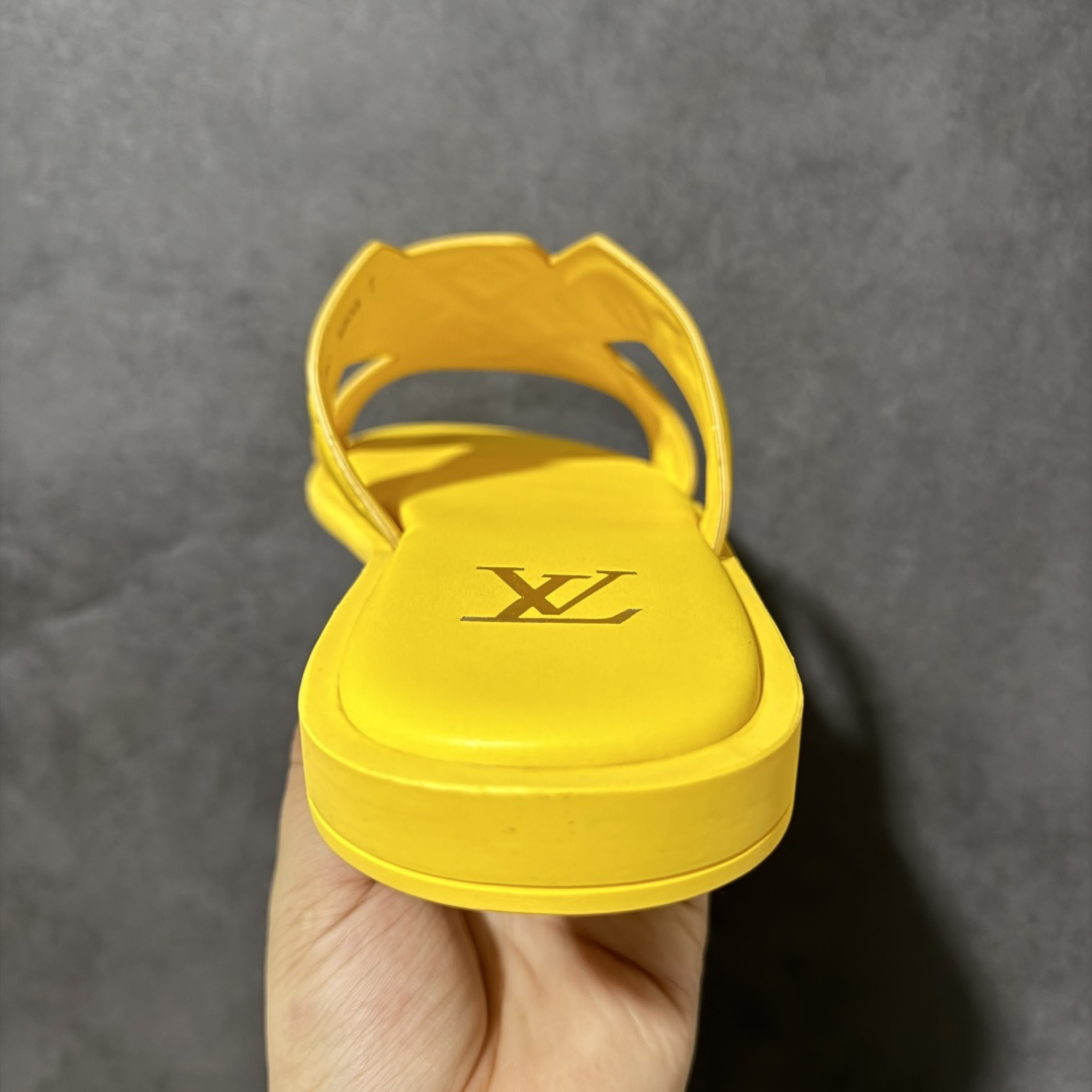 图片[4]-【X1版本】26新款配色 Louis Vuitton Portofion系列 牛皮革 圆头一字拖鞋 原版一比一开发 驴家 L家 Portofion 经典系列 2026最新经典款拖鞋款式 经典压花系列传承Trainer设计 今年绝比小爆款系列 高端零售可主推款。 原版一比一开发 专柜正品以发售 平台开始预售已上架，Zp10000+ 品质超赞👍 全鞋全真牛皮 私模独立开发原大底 市场独家 压花工艺 原版几乎接近一致 全套专柜一致包装。 尺码：40 41 42 43 44 45 46-选品中心