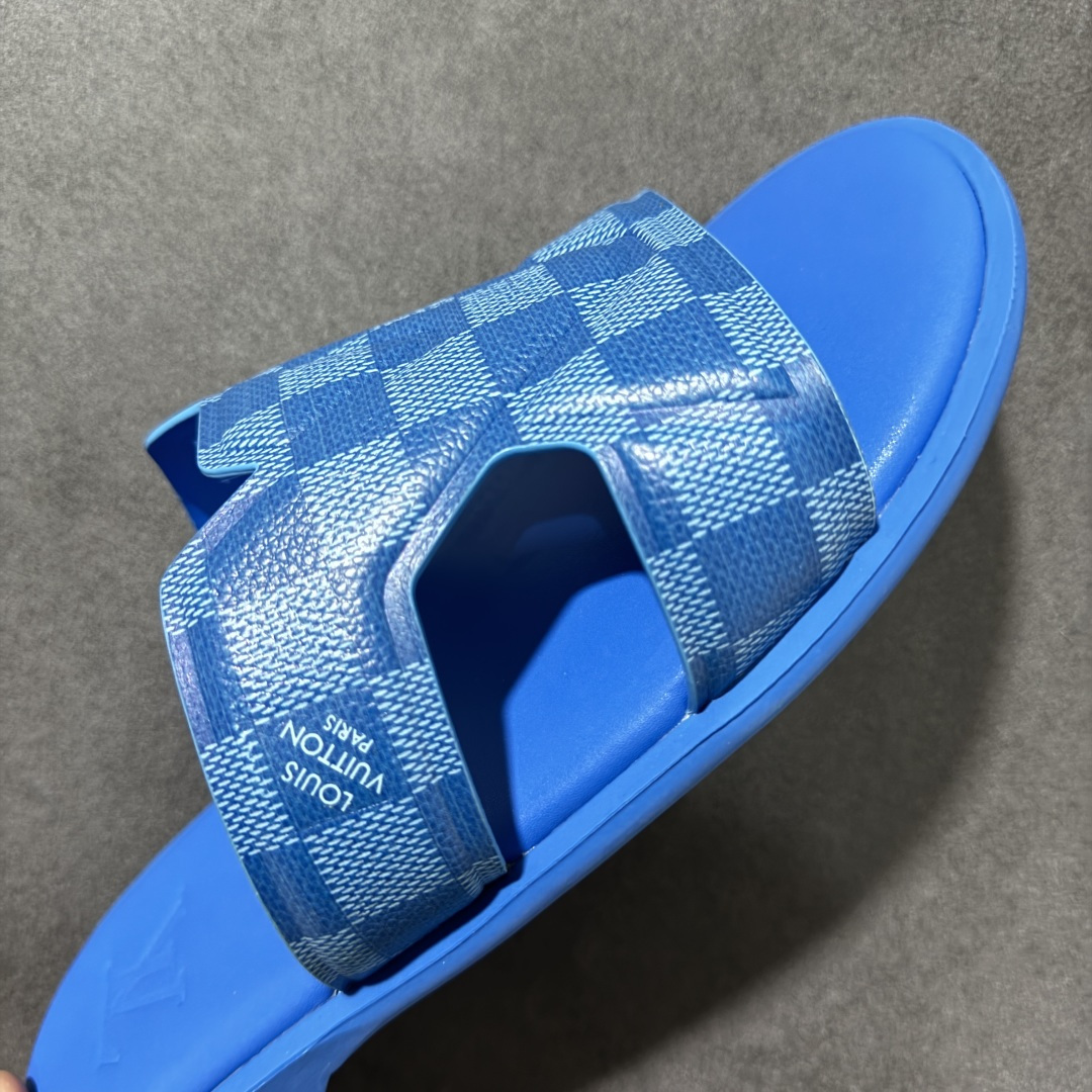 图片[8]-【X1版本】26新款配色 Louis Vuitton Portofion系列 牛皮革 圆头一字拖鞋 原版一比一开发 驴家 L家 Portofion 经典系列 2026最新经典款拖鞋款式 经典压花系列传承Trainer设计 今年绝比小爆款系列 高端零售可主推款。 原版一比一开发 专柜正品以发售 平台开始预售已上架，Zp10000+ 品质超赞👍 全鞋全真牛皮 私模独立开发原大底 市场独家 压花工艺 原版几乎接近一致 全套专柜一致包装。 尺码：40 41 42 43 44 45 46-选品中心