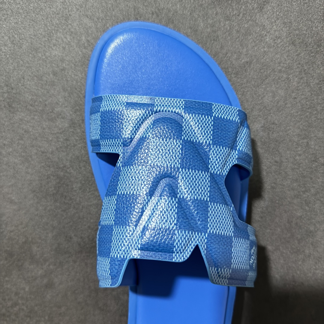 图片[5]-【X1版本】26新款配色 Louis Vuitton Portofion系列 牛皮革 圆头一字拖鞋 原版一比一开发 驴家 L家 Portofion 经典系列 2026最新经典款拖鞋款式 经典压花系列传承Trainer设计 今年绝比小爆款系列 高端零售可主推款。 原版一比一开发 专柜正品以发售 平台开始预售已上架，Zp10000+ 品质超赞👍 全鞋全真牛皮 私模独立开发原大底 市场独家 压花工艺 原版几乎接近一致 全套专柜一致包装。 尺码：40 41 42 43 44 45 46-选品中心