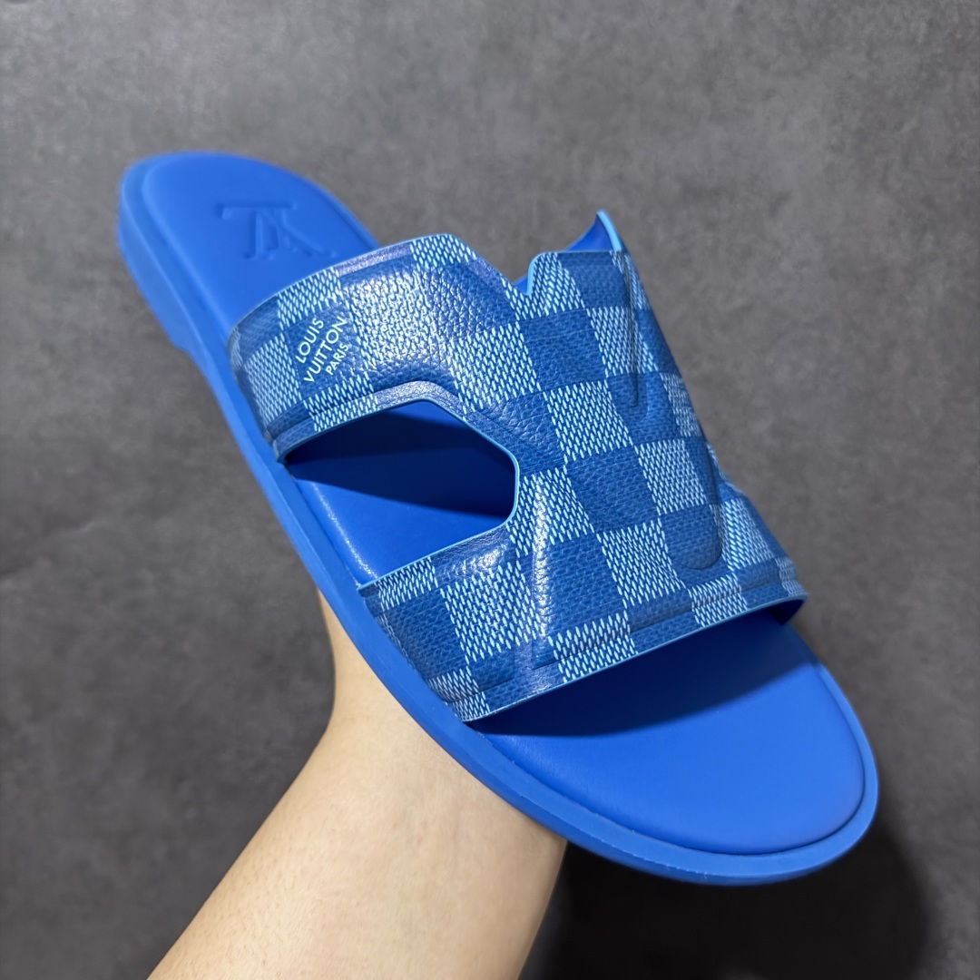 图片[3]-【X1版本】26新款配色 Louis Vuitton Portofion系列 牛皮革 圆头一字拖鞋 原版一比一开发 驴家 L家 Portofion 经典系列 2026最新经典款拖鞋款式 经典压花系列传承Trainer设计 今年绝比小爆款系列 高端零售可主推款。 原版一比一开发 专柜正品以发售 平台开始预售已上架，Zp10000+ 品质超赞👍 全鞋全真牛皮 私模独立开发原大底 市场独家 压花工艺 原版几乎接近一致 全套专柜一致包装。 尺码：40 41 42 43 44 45 46-选品中心