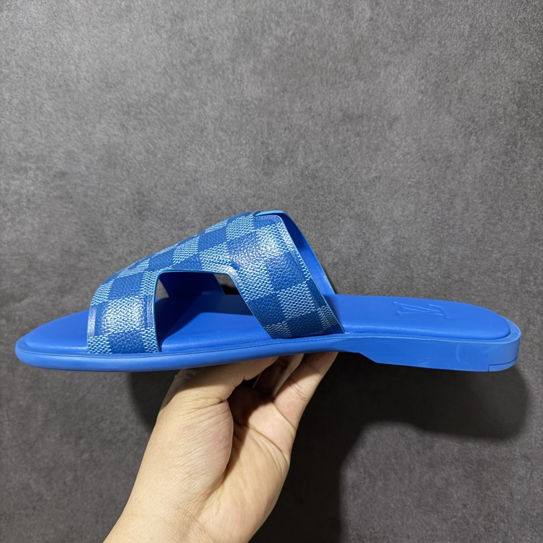 图片[2]-【X1版本】26新款配色 Louis Vuitton Portofion系列 牛皮革 圆头一字拖鞋 原版一比一开发 驴家 L家 Portofion 经典系列 2026最新经典款拖鞋款式 经典压花系列传承Trainer设计 今年绝比小爆款系列 高端零售可主推款。 原版一比一开发 专柜正品以发售 平台开始预售已上架，Zp10000+ 品质超赞👍 全鞋全真牛皮 私模独立开发原大底 市场独家 压花工艺 原版几乎接近一致 全套专柜一致包装。 尺码：40 41 42 43 44 45 46-选品中心