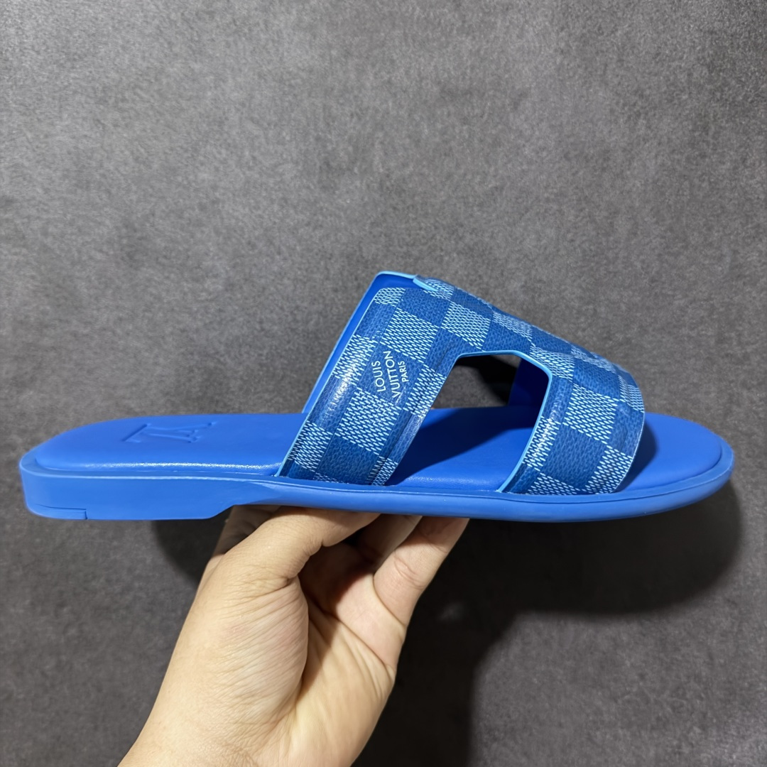 【X1版本】26新款配色 Louis Vuitton Portofion系列 牛皮革 圆头一字拖鞋 原版一比一开发 驴家 L家 Portofion 经典系列 2026最新经典款拖鞋款式 经典压花系列传承Trainer设计 今年绝比小爆款系列 高端零售可主推款。 原版一比一开发 专柜正品以发售 平台开始预售已上架，Zp10000+ 品质超赞👍 全鞋全真牛皮 私模独立开发原大底 市场独家 压花工艺 原版几乎接近一致 全套专柜一致包装。 尺码：40 41 42 43 44 45 46-选品中心