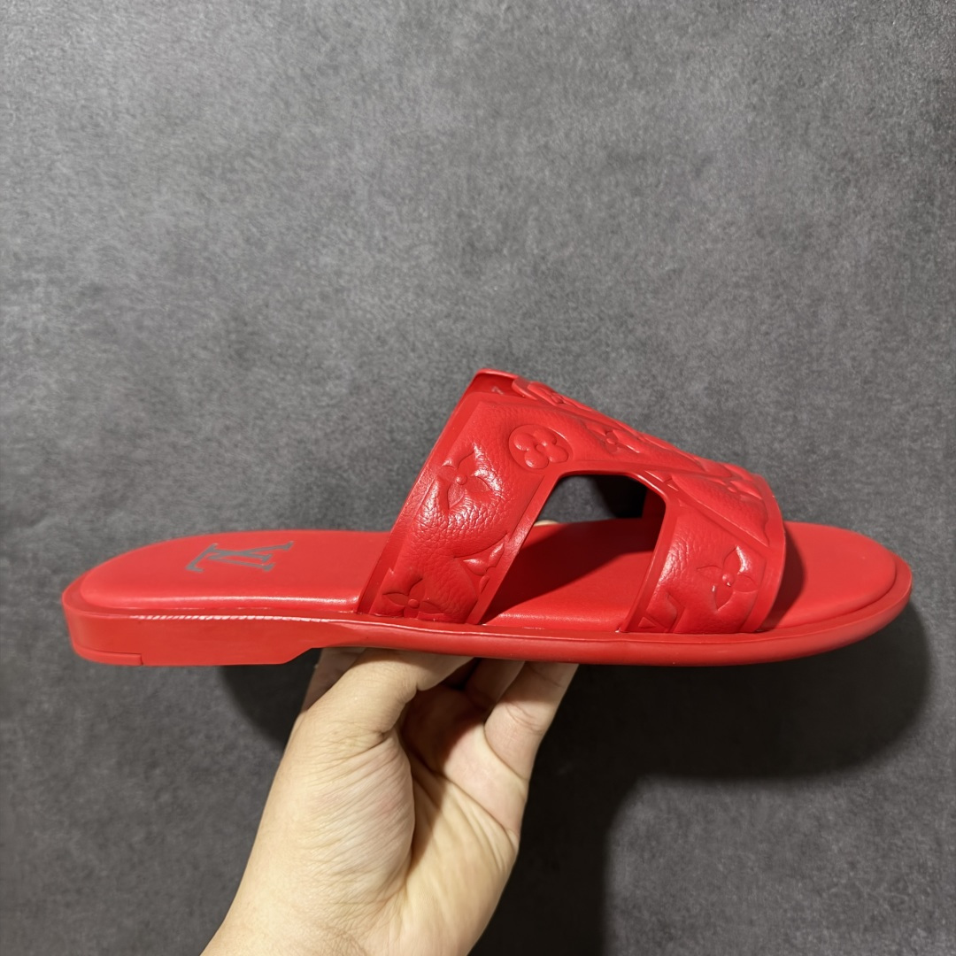 【X1版本】26新款配色 Louis Vuitton Portofion系列 牛皮革 圆头一字拖鞋 原版一比一开发 驴家 L家 Portofion 经典系列 2026最新经典款拖鞋款式 经典压花系列传承Trainer设计 今年绝比小爆款系列 高端零售可主推款。 原版一比一开发 专柜正品以发售 平台开始预售已上架，Zp10000+ 品质超赞👍 全鞋全真牛皮 私模独立开发原大底 市场独家 压花工艺 原版几乎接近一致 全套专柜一致包装。 尺码：40 41 42 43 44 45 46-选品中心