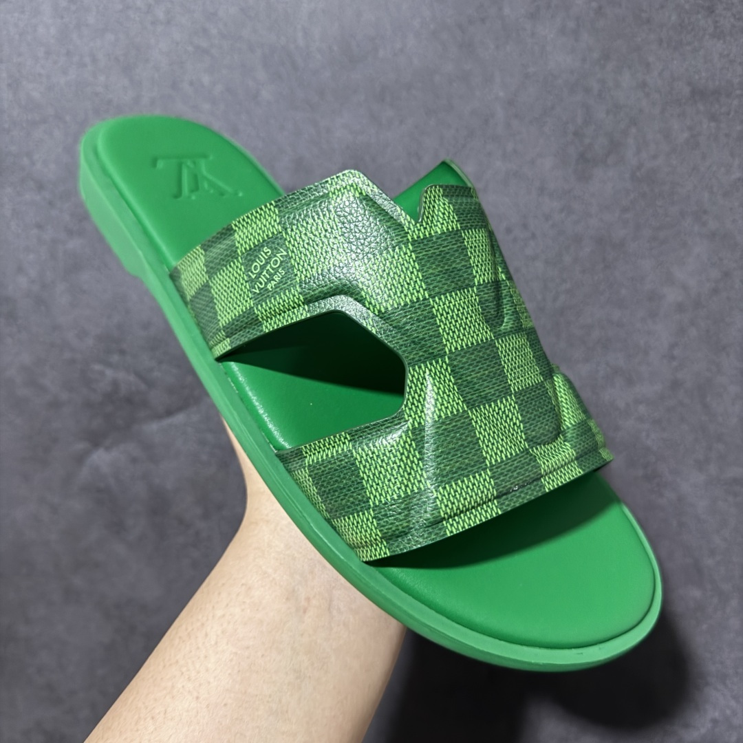 图片[3]-【X1版本】26新款配色 Louis Vuitton Portofion系列 牛皮革 圆头一字拖鞋 原版一比一开发 驴家 L家 Portofion 经典系列 2026最新经典款拖鞋款式 经典压花系列传承Trainer设计 今年绝比小爆款系列 高端零售可主推款。 原版一比一开发 专柜正品以发售 平台开始预售已上架，Zp10000+ 品质超赞👍 全鞋全真牛皮 私模独立开发原大底 市场独家 压花工艺 原版几乎接近一致 全套专柜一致包装。 尺码：40 41 42 43 44 45 46-莆田鞋
