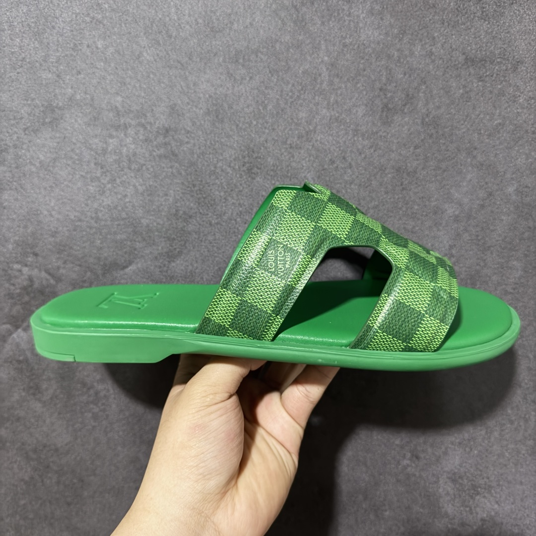 【X1版本】26新款配色 Louis Vuitton Portofion系列 牛皮革 圆头一字拖鞋 原版一比一开发 驴家 L家 Portofion 经典系列 2026最新经典款拖鞋款式 经典压花系列传承Trainer设计 今年绝比小爆款系列 高端零售可主推款。 原版一比一开发 专柜正品以发售 平台开始预售已上架，Zp10000+ 品质超赞👍 全鞋全真牛皮 私模独立开发原大底 市场独家 压花工艺 原版几乎接近一致 全套专柜一致包装。 尺码：40 41 42 43 44 45 46-莆田鞋