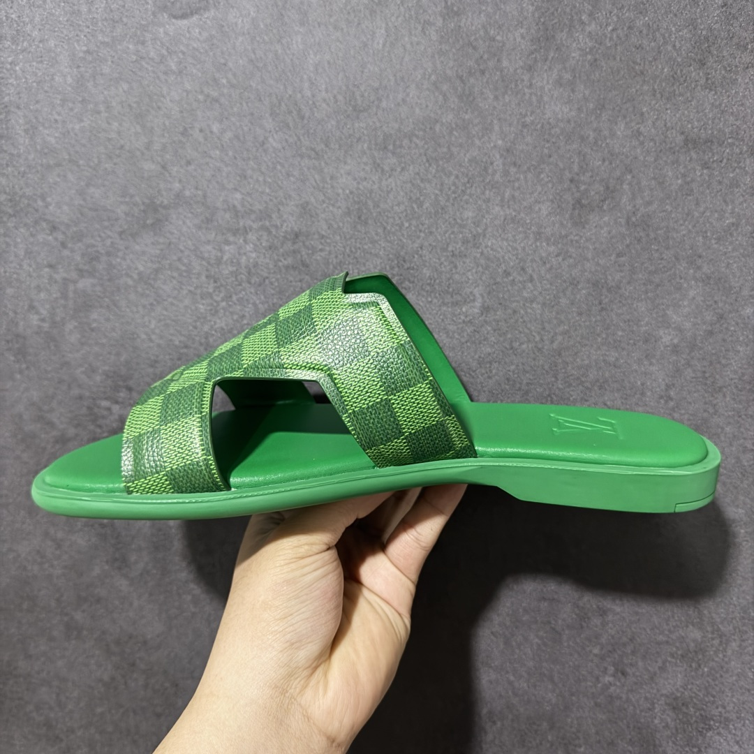 图片[2]-【X1版本】26新款配色 Louis Vuitton Portofion系列 牛皮革 圆头一字拖鞋 原版一比一开发 驴家 L家 Portofion 经典系列 2026最新经典款拖鞋款式 经典压花系列传承Trainer设计 今年绝比小爆款系列 高端零售可主推款。 原版一比一开发 专柜正品以发售 平台开始预售已上架，Zp10000+ 品质超赞👍 全鞋全真牛皮 私模独立开发原大底 市场独家 压花工艺 原版几乎接近一致 全套专柜一致包装。 尺码：40 41 42 43 44 45 46-莆田鞋
